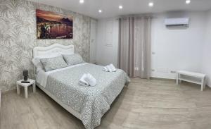 ein Schlafzimmer mit einem Bett und einem Wandgemälde in der Unterkunft Metro Stazione-Museo 500 m-Appartamento Centrale ed Elegante Dimora De Curtis in Neapel