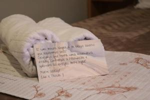 uma toalha com um pedaço de papel sobre ela em Casinhas no Contêiner dos Cristais em Delfinópolis