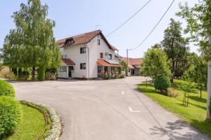 un camino vacío delante de una casa en Apartments Patar, en Grabovac