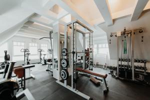 een fitnessruimte met verschillende loopbanden en machines bij Quartier Carpe Diem in Prerow
