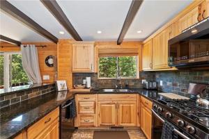 Η κουζίνα ή μικρή κουζίνα στο Walk 2 Village, Relax on Deck, Cool w/AC!