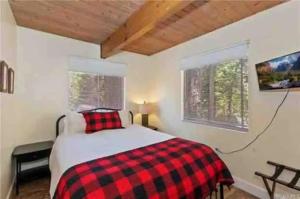 Ένα ή περισσότερα κρεβάτια σε δωμάτιο στο Walk 2 Village, Relax on Deck, Cool w/AC!