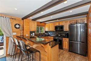 Η κουζίνα ή μικρή κουζίνα στο Walk 2 Village, Relax on Deck, Cool w/AC!