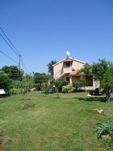 a house in a yard with a grassy yard at Studio Apartment Nera in Rovinj