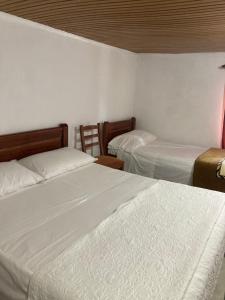 Postel nebo postele na pokoji v ubytování Kulla e Sadri Lukes