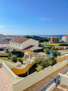Πισίνα στο ή κοντά στο Peniche master bedroom with sea view balcony, private bathroom, shared kitchen, swimming pool, surfing resort
