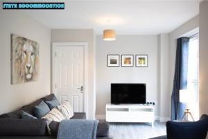 A seating area at Free Private Parking Modern 2 Bed Apartment Vine Ct 5