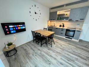 Kuchyňa alebo kuchynka v ubytovaní Apartmán Pod Sněžníkem