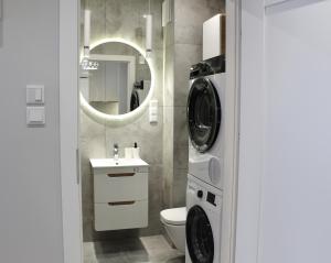 bagno con servizi igienici, lavatrice e asciugatrice. di LuxApartmentWarszawa z bezpłatnym podziemnym parkingem a Varsavia Altre 38 foto