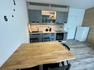 Kuchyňa alebo kuchynka v ubytovaní Apartmán Pod Sněžníkem