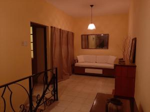 ein Wohnzimmer mit einem Bett und einem Spiegel in der Unterkunft Los Faroles in Salta