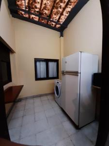 eine Küche mit einem Kühlschrank und Fliesenboden in der Unterkunft Los Faroles in Salta