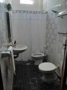 ein schmutziges Bad mit WC und Waschbecken in der Unterkunft Los Faroles in Salta