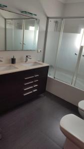 ein Badezimmer mit Dusche, Waschbecken und Toilette in der Unterkunft Una casa con vistas in Faro de Cullera