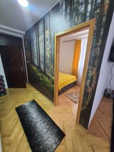 Pokój z sypialnią z łóżkiem i lustrem w obiekcie Apartman Teddy12-Vlašić w mieście Vlašić