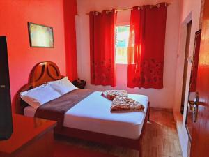 - une chambre rouge avec un lit et une fenêtre dans l'établissement Casa de Campo Pedra Bicuda, à Brazópolis 43 autres photos