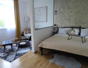 - une chambre avec un lit et un salon dans l'établissement Sunny Oasis, à Rijeka