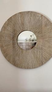 einem runden Spiegel an der Wand mit einem Spiegel in der Unterkunft Salenti..amo in Pulsano