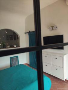 Schlafzimmer mit einem Bett, einer Kommode und einem Spiegel in der Unterkunft Border House in Fiesole