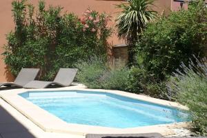 สระว่ายน้ำที่อยู่ใกล้ ๆ หรือใน Chambre Beni, Riad 1 Couple only au village naturiste