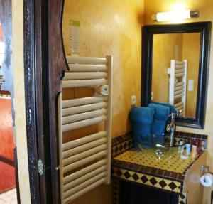 พื้นที่นั่งเล่นของ Chambre Beni, Riad 1 Couple only au village naturiste +3 ภาพ