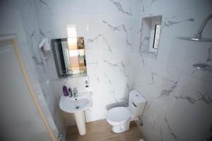 Koupelna v ubytování Vila Visi Hotel + 37 fotografií