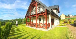 波拉齐克Rapiszka的一座带绿草庭院的大房子