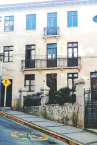 a white building with graffiti on the side of it at Lilén multiespacio hospedaje in Valparaíso