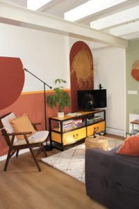 ein Wohnzimmer mit einem Sofa und einem TV in der Unterkunft La Casita Middelburg in Middelburg