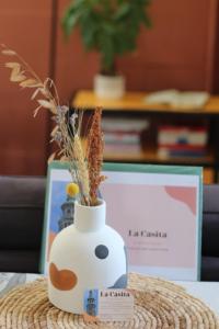 Eine Vase mit einer Pflanze auf dem Tisch. in der Unterkunft La Casita Middelburg in Middelburg