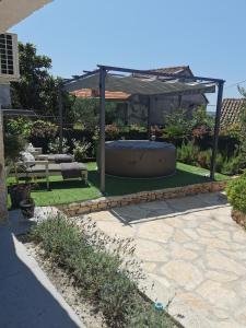 a backyard with a hot tub in a garden at *Enjoy* in Šibenik