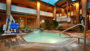 - une grande piscine dans un bâtiment dans l'établissement Best Western Plus Plaza Hotel, à Thermopolis