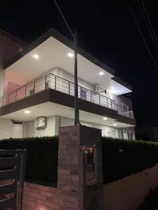 biały dom z balkonem w nocy w obiekcie Villa Angelina Ksamil w mieście Ksamil