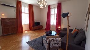 - un salon avec un canapé et une lampe dans l'établissement Apartment LAUREL Center Opatija, à Opatija