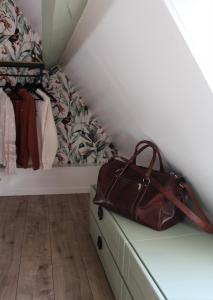 een bruine tas op een dressoir in een kast bij La Casita Middelburg in Middelburg