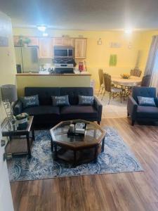 ein Wohnzimmer mit einem Sofa und einem Tisch in der Unterkunft Luxury 2 bedroom rental place with a fireplace in Colorado Springs