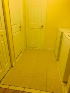 um corredor vazio com uma porta e piso em azulejo em Luxury 2 bedroom rental place with a fireplace em Colorado Springs