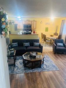 Luxury 2 bedroom rental place with a fireplace في كولورادو سبرينغز: غرفة معيشة مع أريكة وطاولة