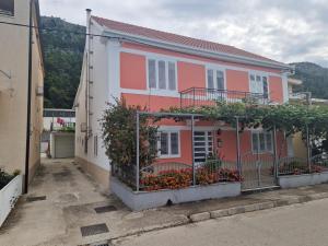 Το κτήριο όπου στεγάζεται  το διαμέρισμα