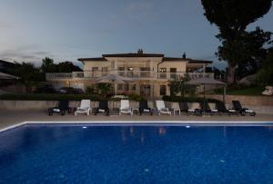 a large house with a swimming pool in front of it at Villa Americana 