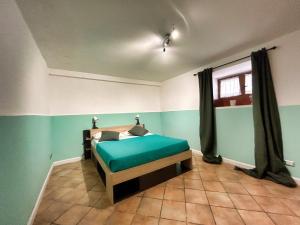 sypialnia z łóżkiem z niebieskimi ścianami i oknem w obiekcie Intero Alloggio Salita Tasso w mieście Napoli