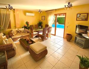 uma sala de estar com um sofá e uma mesa em Villa Victoria Ayia Napa em Agia Napa