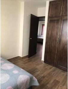 1 dormitorio con 1 cama y puerta de madera en Luxury House in San Pedro Garza Garcia, en Monterrey