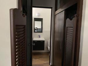 baño con aseo, espejo y puerta en Luxury House in San Pedro Garza Garcia, en Monterrey