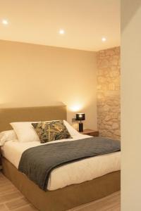 En eller flere senge i et værelse på Villa Mara
