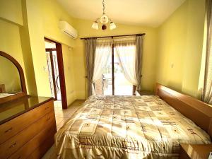 מיטה או מיטות בחדר ב-Villa Victoria Ayia Napa