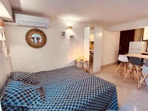 Ένα ή περισσότερα κρεβάτια σε δωμάτιο στο Île de Porquerolles, studio charmant, sans wifi