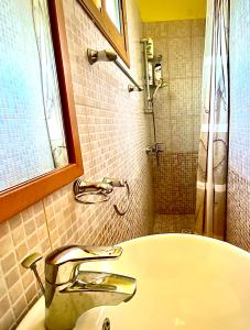 W łazience znajduje się umywalka i prysznic. w obiekcie Villa Victoria Ayia Napa w Ajia Napa