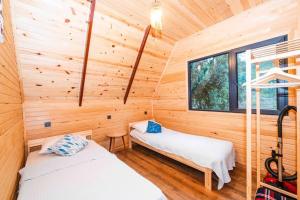 - 2 lits dans une cabane en bois avec fenêtre dans l'établissement Villa More Olympos, à Kumluca