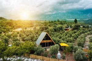 une cabine au milieu d'une forêt avec un coucher de soleil dans l'établissement Villa More Olympos, à Kumluca